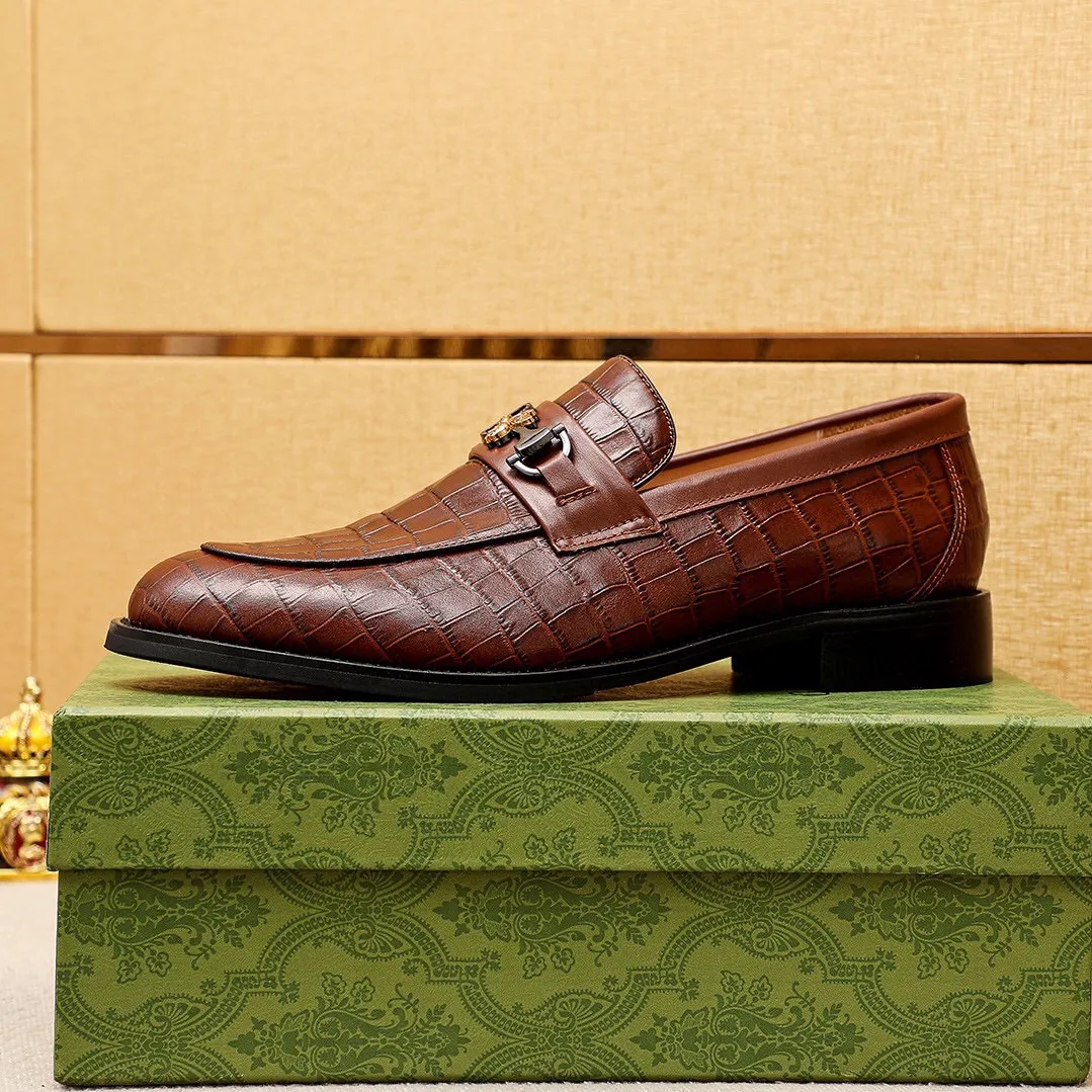 Men's shoes 💰462 💐 Product trademark: GUCCI "Gucci" casual leather shoes Regular size: 38-44 (45.46🉑️customized) Product materials: Selected imported first-layer calfskin embossed upper + luxury hardware buckle, imported water-dyed cow leather lining. Strong three-dimensional visual effect, combined outsole Color: 2⃣️colors available